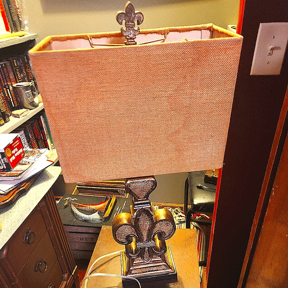 Vintage Fleur-de-Lis Table Lamp